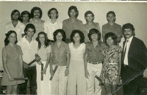 Aqui os formandos do colegial em 1973 com o Professor Salvador. A foto foi repassada por Mercedes Campos da Mata.