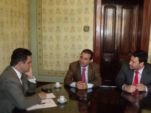 eputado Arnaldo Silva e prefeito de Araguari, Raul Belém, em reunião com o secretário de Governo Odair Cunha
