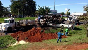 Caminhão de gás bateu na traseira de caminhão carregado com óleo diesel (Foto: Sergio Isso)