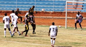 Jogador de Frutal sobre para marcar o único gol do Galo no Marretão. Foto: Rodrigo Portari