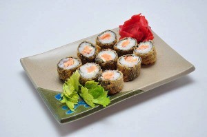 Comecinho da noite... Que tal um prato diferente hoje? Ligue e faça a sua encomenda no Joy Sushi! É fácil! Basta ligar no 9974-5245 e receber em sua casa um delicioso prato japonês preparado com todo amor e carinho que você merece!