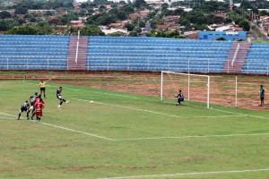 Pênalti desperdiçado pelo 13