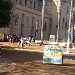 Jovens reunidos na Praça da Matriz durante esta tarde Foto: Heron Marques