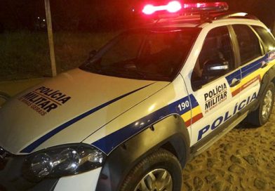 Colisão entre carro e motocicleta deixa dois jovens feridos no centro de Frutal