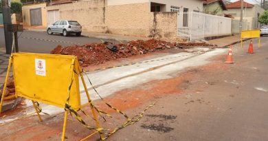 Prefeitura de Frutal constrói passagens de água (valetas) na cidade Prefeitura de Frutal constrói passagens de água (valetas) na cidade