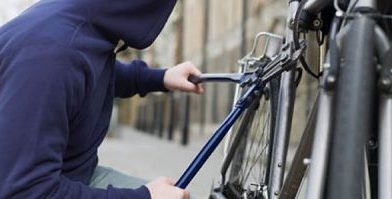 Adolescente tem bicicleta furtada em frente a loja de veículos em Frutal