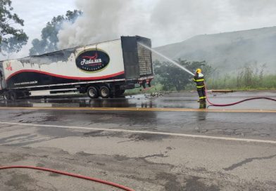 Bombeiros atendem ocorrência de incêndio em carreta em Araxá