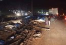 Carreta carregada com cerveja tomba na BR-381 em Nova União e motorista fica ferido