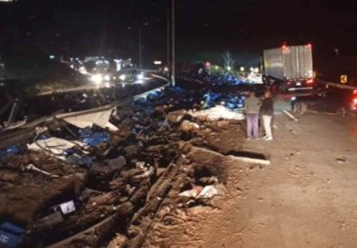 Carreta carregada com cerveja tomba na BR-381 em Nova União e motorista fica ferido