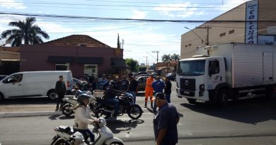 Motociclista fica ferido após colisão com caminhão na avenida Euvaldo Lodi em Frutal