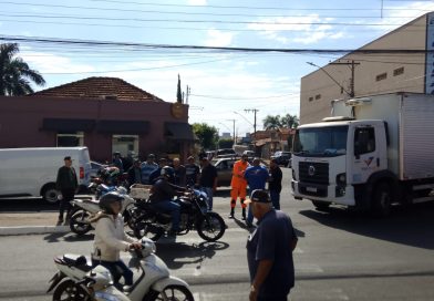 Motociclista fica ferido após colisão com caminhão na avenida Euvaldo Lodi em Frutal