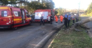 Poços de Caldas – Dois jovens ficam feridos em acidente de carro