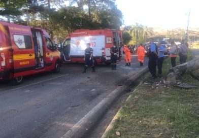Poços de Caldas – Dois jovens ficam feridos em acidente de carro