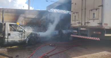 Incêndio atinge veículos em oficina mecânica e mobiliza bombeiros em Pouso Alegre