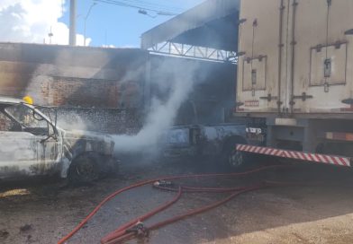 Incêndio atinge veículos em oficina mecânica e mobiliza bombeiros em Pouso Alegre