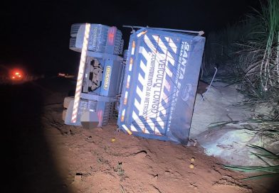 Caminhão tomba na MGC-455 em Planura e para fora da pista