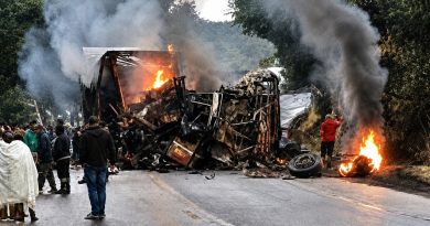 Grave acidente entre ônibus e carreta deixa mortos e feridos na BR-251, em Salinas