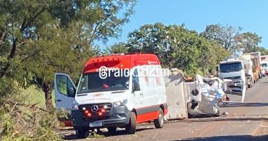 Motorista morre após caminhonete sair da pista e bater contra árvore na MG-255