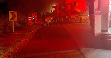 Carreta atinge ponte e interdita parcialmente a BR-364, em Frutal
