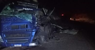 Motorista morre em colisão frontal entre carretas na MG-455
