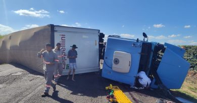 Após tombamento de carreta, MGC-455 é interditada