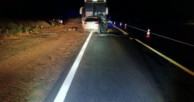 Motorista morre em colisão frontal entre carro e ônibus na BR-364, em Planura