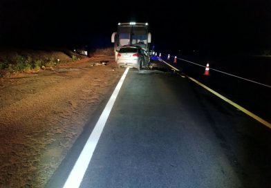 Motorista morre em colisão frontal entre carro e ônibus na BR-364, em Planura
